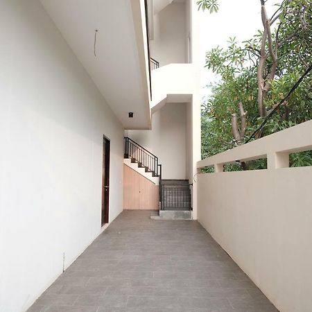 Hotel RedDoorz near Taman Palem Jakarta Exterior foto