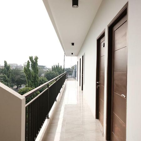 Hotel RedDoorz near Taman Palem Jakarta Exterior foto