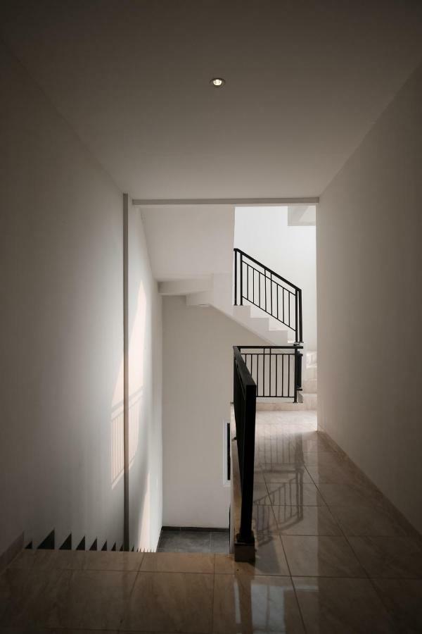 Hotel RedDoorz near Taman Palem Jakarta Exterior foto
