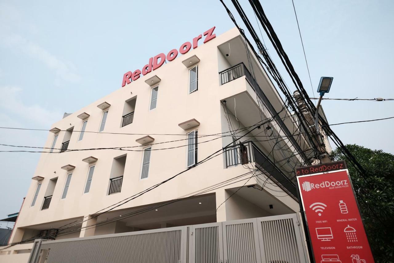 Hotel RedDoorz near Taman Palem Jakarta Exterior foto
