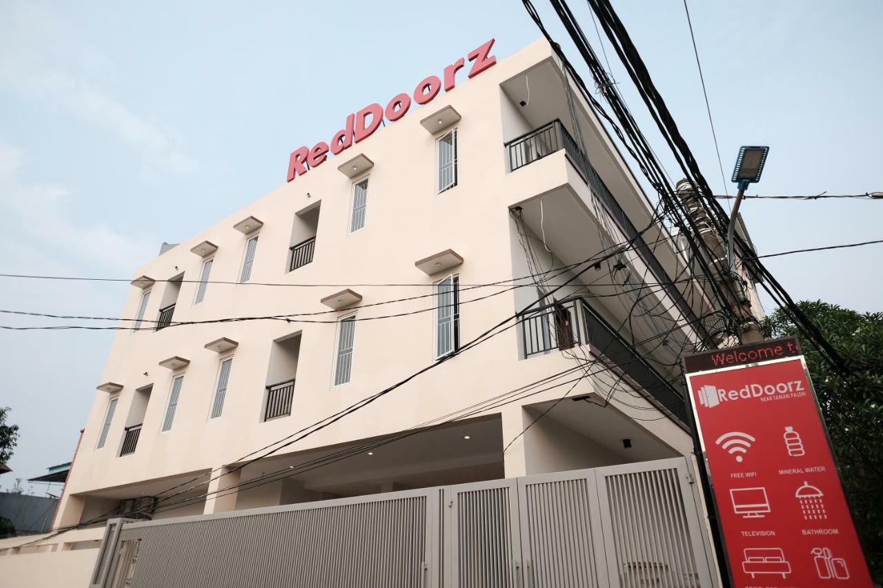 Hotel RedDoorz near Taman Palem Jakarta Exterior foto