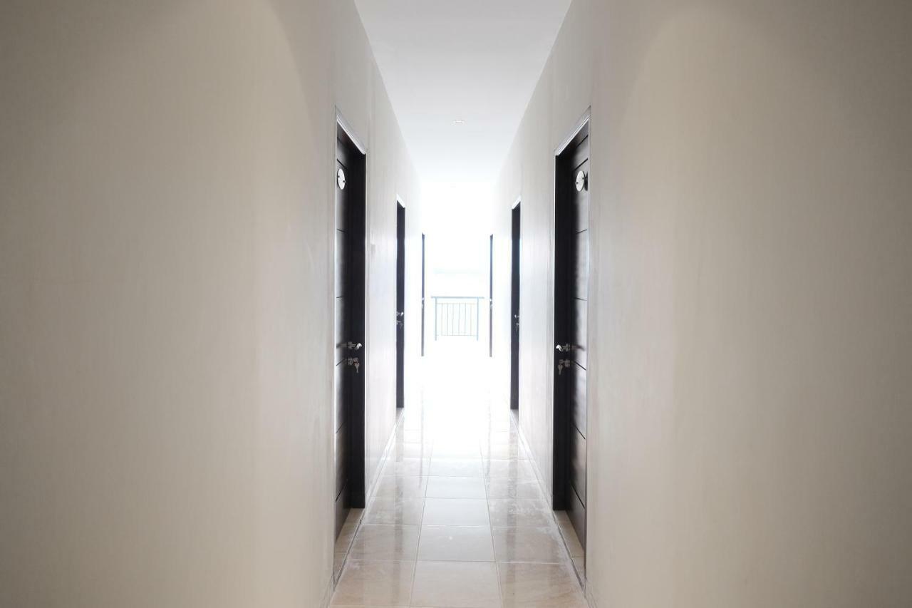Hotel RedDoorz near Taman Palem Jakarta Exterior foto